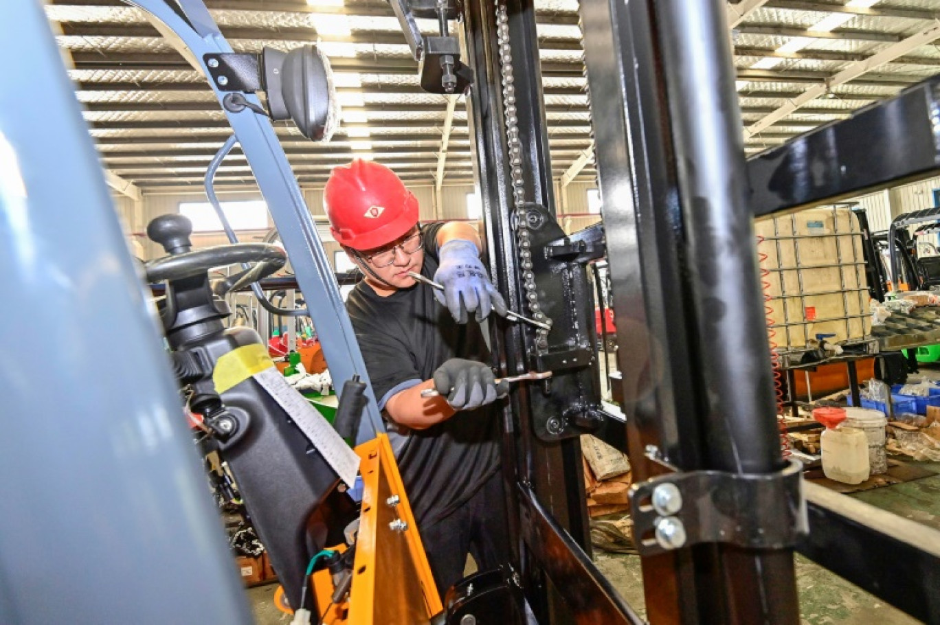 Assemblage d'un chariot élévateur dans une usine de Qingzhou au sud de Pékin, le 18 octobre 2023 © STR