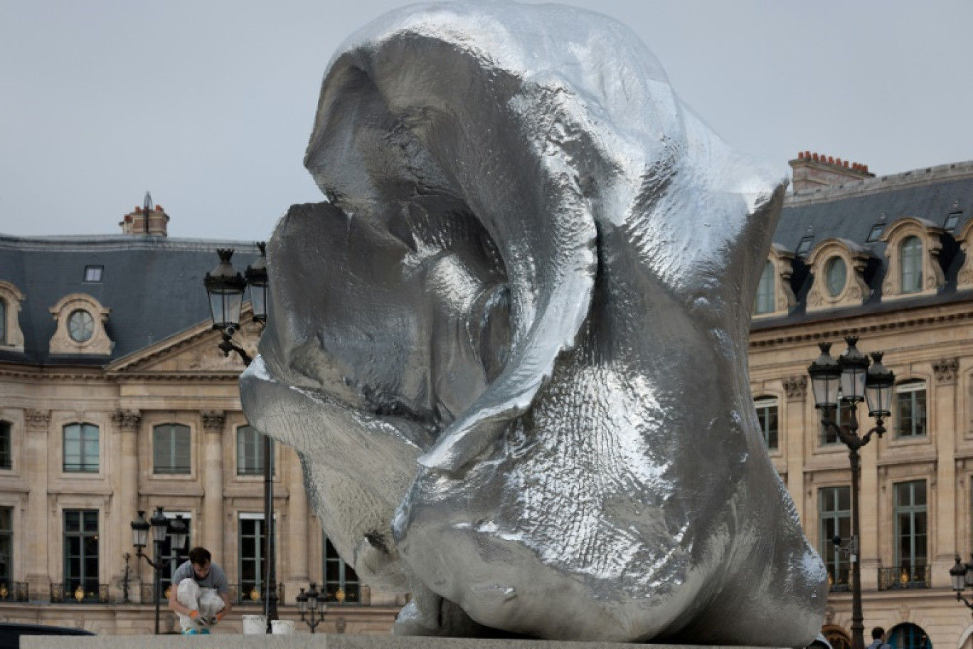 La "vague" de l'artiste plasticien suisse Urs Fischer exposée place Vendôme, à Paris, le 13 octobre 2023 © JOEL SAGET