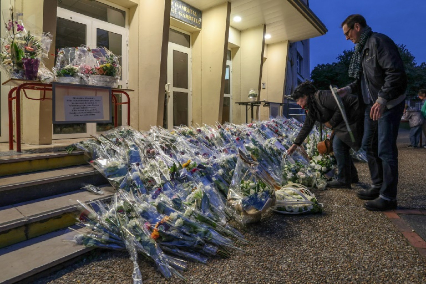 Des fleurs déposées à l'extérieur du lycée Gambetta pour le professeur de français Dominique Bernard, décédé dans une attaque au couteau le 13 octobre, à Arras © Denis Charlet