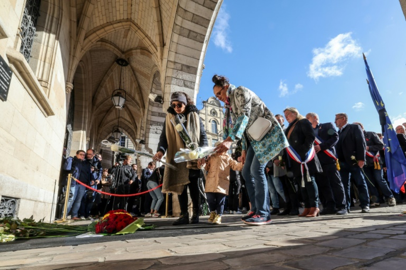 Des personnes rassemblées devant la mairie d'Arras pour suivre sur un écran géant les funérailles de l'enseignant Dominique Bernard, le 19 octobre 2023 dans le Pas-de-Calais © Denis Charlet