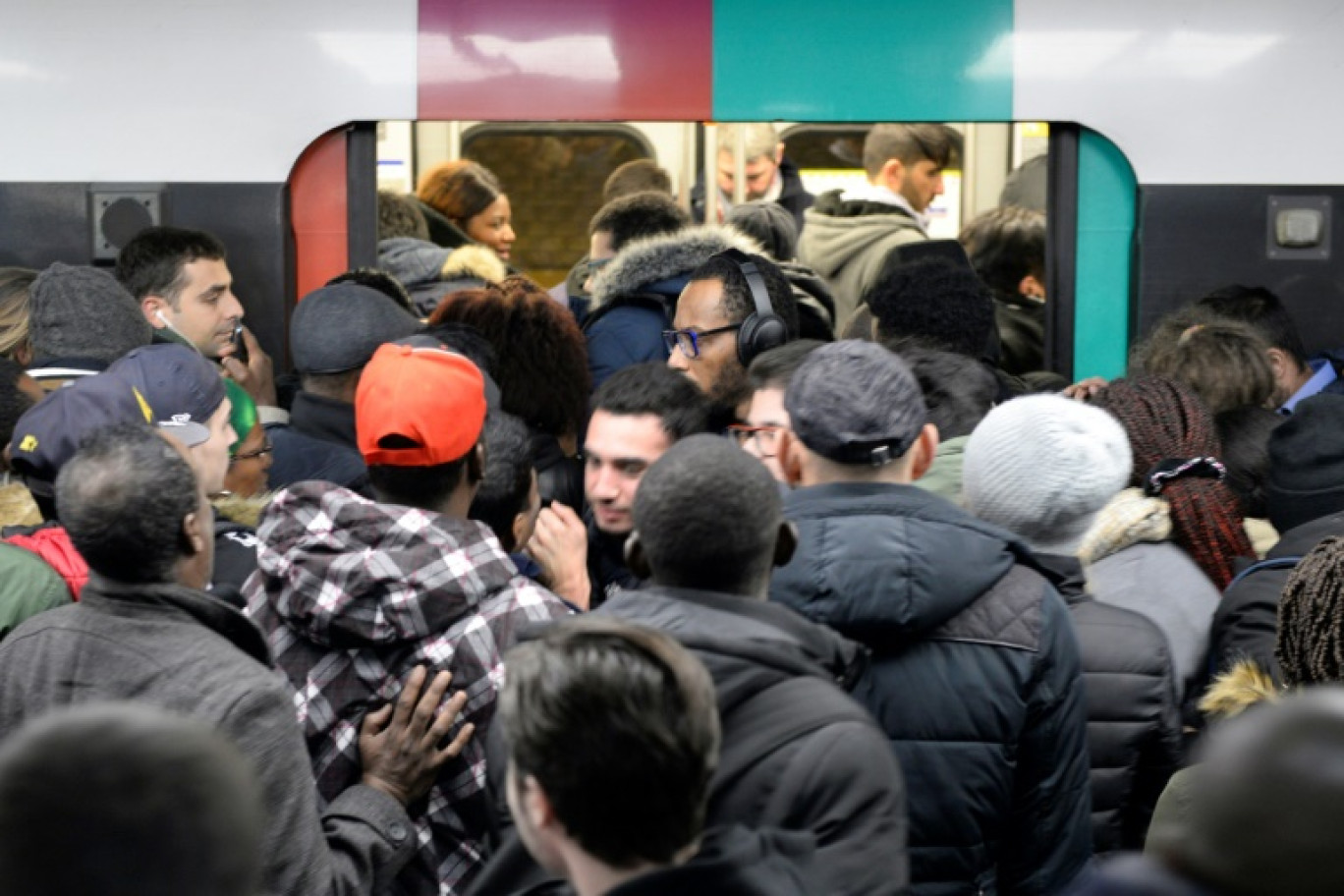 Un train de la ligne RER B à la gare de Châtelet-les Halles à Paris, le 9 décembre 2019 © Aurore MESENGE