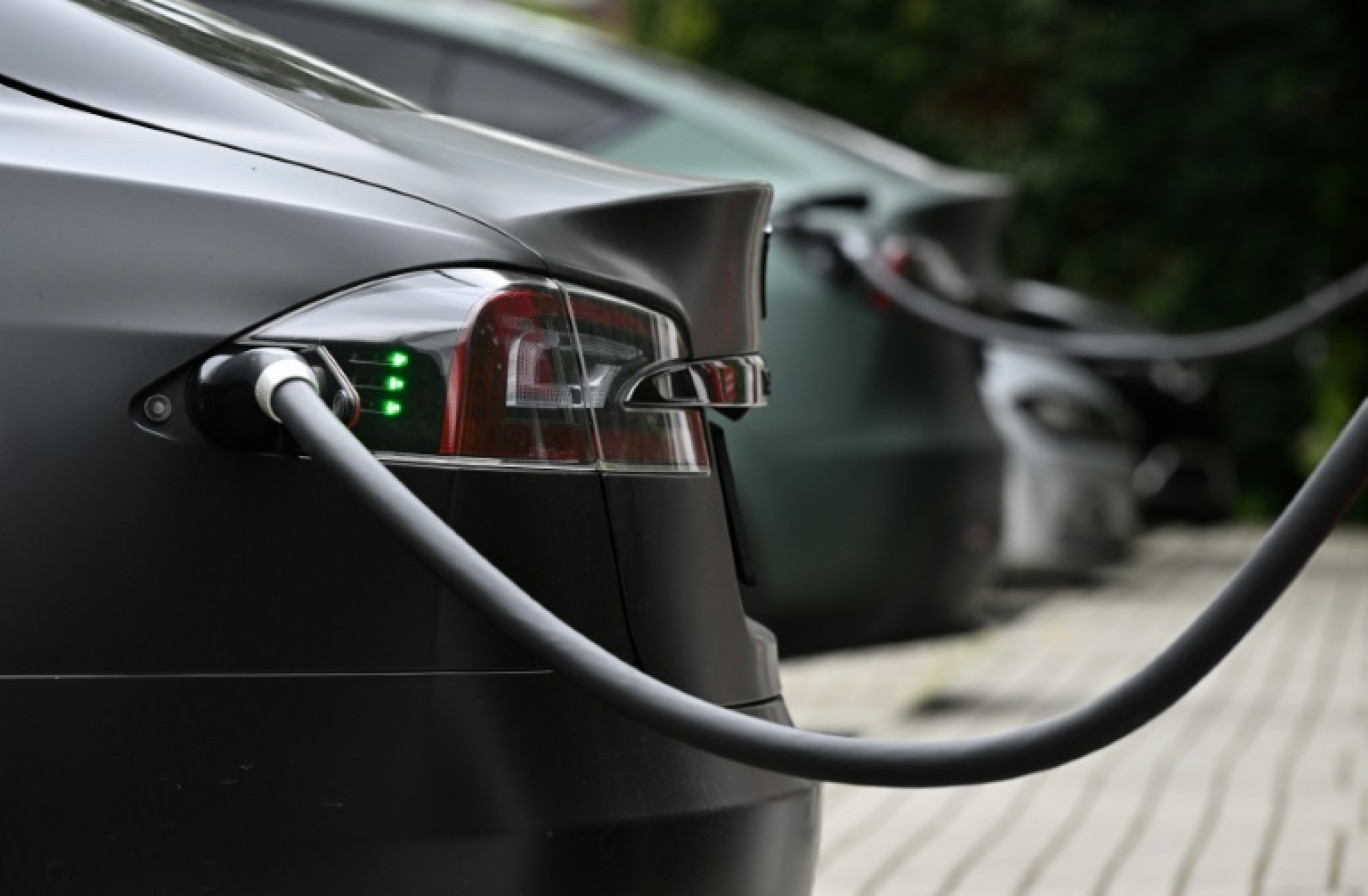 Une voiture électrique Tesla à un point de charge, à Bréda, aux Pays-Bas, le 19 septembre 2023 © JOHN THYS