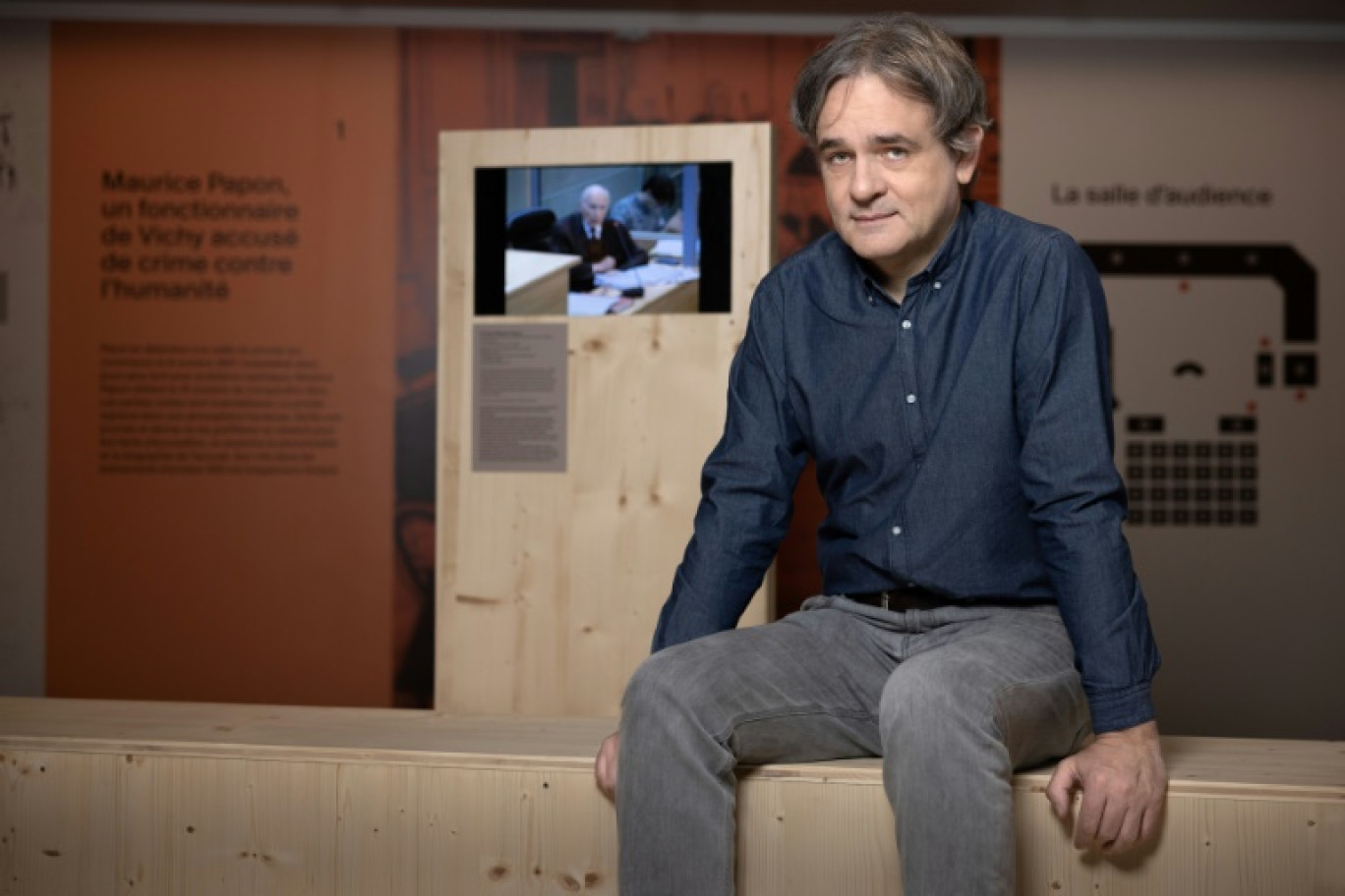 Le dessinateur Riss, de Charlie Hebdo, au Mémorial de la Shoah lors d'une exposition rassemblant les dessins qu'il a réalisés lors du procès de Maurice Papon, le 18 octobre 2023 à Paris © JOEL SAGET