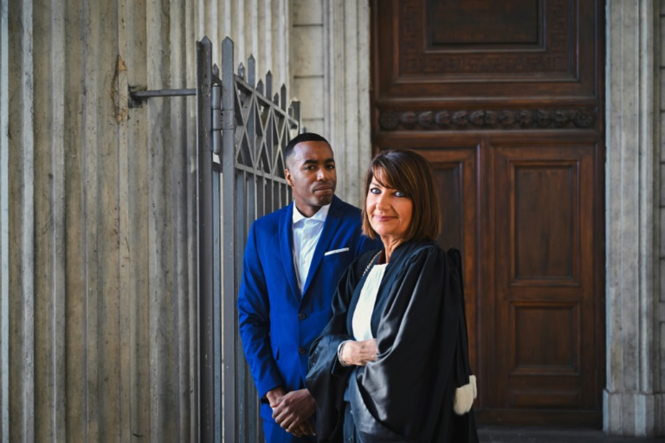 Mamadou Diallo (G) et son avocate Sylvie Noachovitch attendent l'ouverture du procès devant la cour d'appel du Rhône à Lyon le 12 octobre 2023 © OLIVIER CHASSIGNOLE