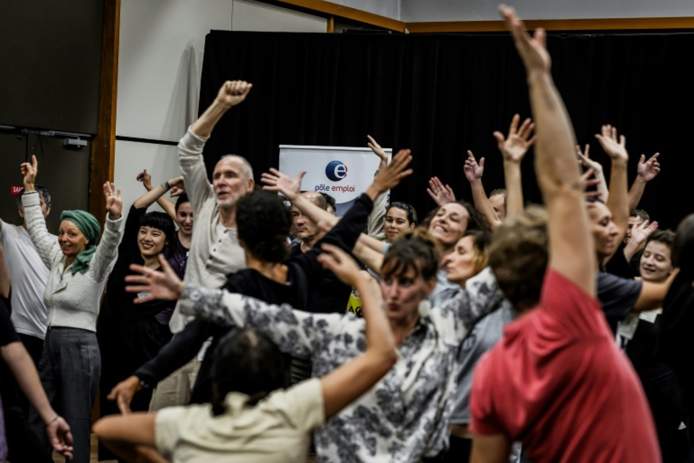 Des candidats et des recruteurs dansent lors de l'atelier "De la danse vers l’emploi" organisé par Pôle Emploi? le 19 octobre 2023 à Bron, près de Lyon © JEFF PACHOUD