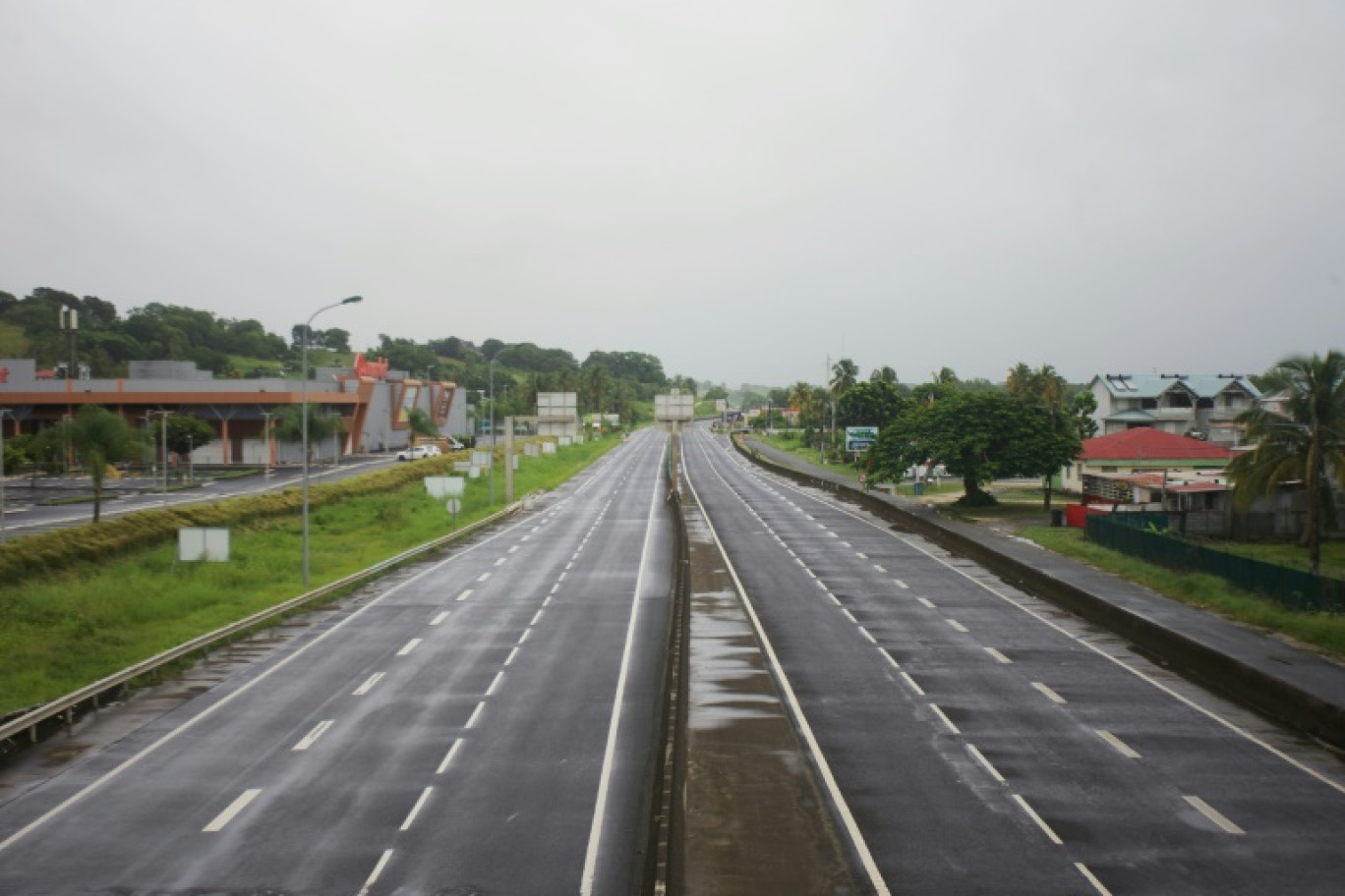 Une route déserte après l'annonce d'un confinement de la Guadeloupe sous la menace directe de l'ouragan Tammy, le 21 octobre à Petit-Bourg © Cedrick Isham CALVADOS