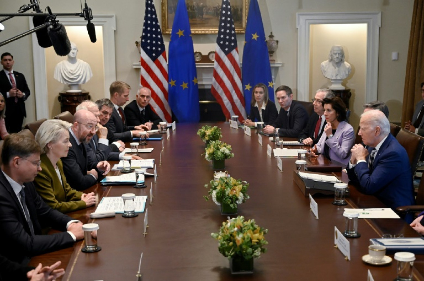 Le président américain Joe Biden (d) rencontre la président de la Commission européenne Ursula von der Leyen (2e g) et le président du Conseil européen Charles Michel (3e g), lors d'un sommet UE-USA à la Maison Blanche, le 20 octobre 2023 à Washington © OLIVIER DOULIERY