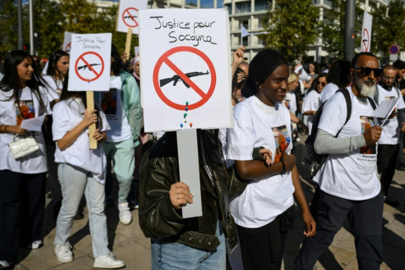 Marche blanche, le 21 octobre 2023 à Marseille, en mémoire de Soucayna, 24 ans, fauchée chez elle début septembre par une rafale de kalachnikov tirée à l'aveugle

victime collatérale des trafics de stupéfiants. © Nicolas TUCAT