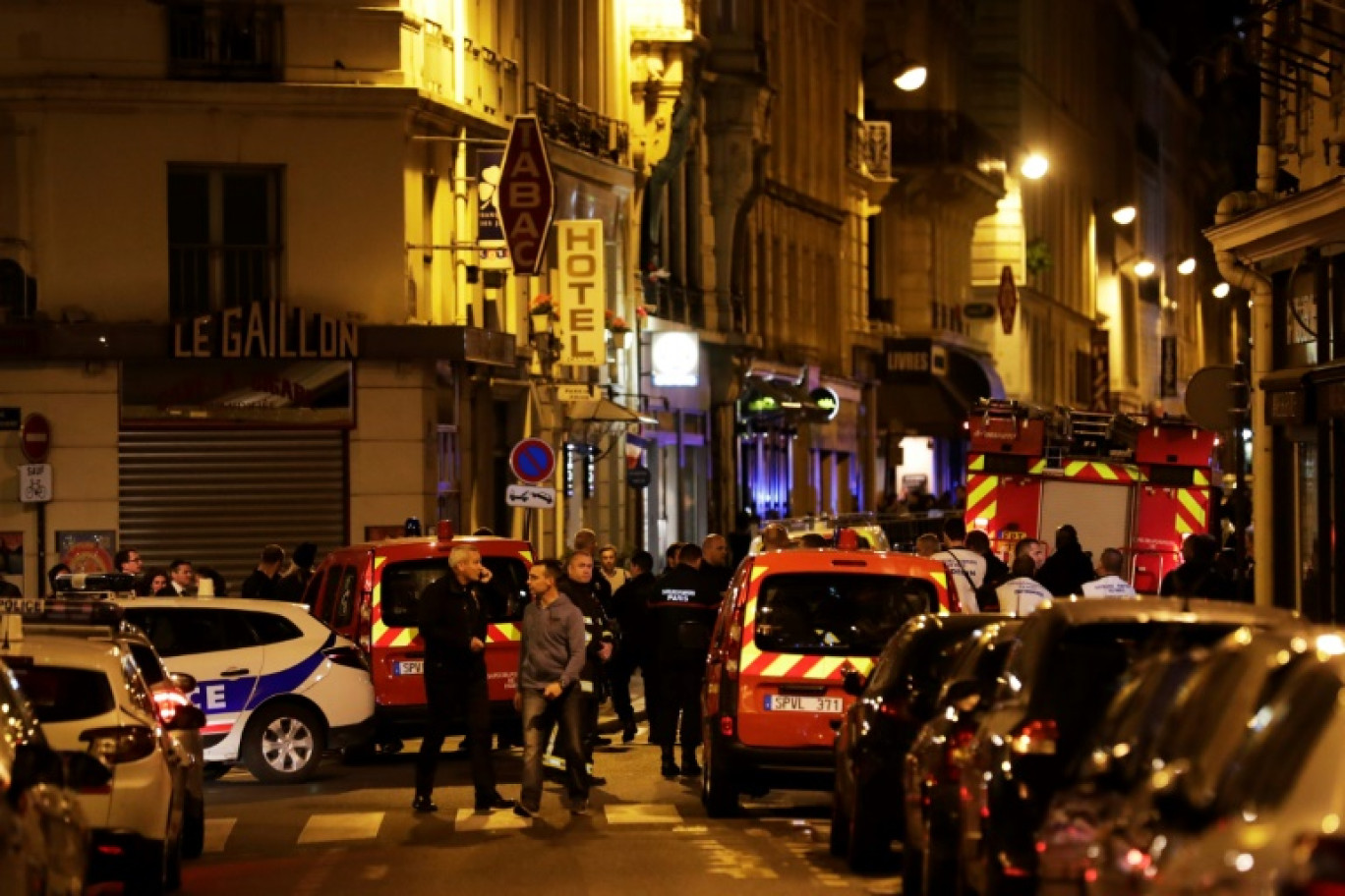 Des policiers et des membres des services d'urgence dans une rue du centre de Paris après qu'une personne a été tuée et plusieurs blessées par un homme armé d'un couteau, le 12 mai 2018 © Thomas SAMSON