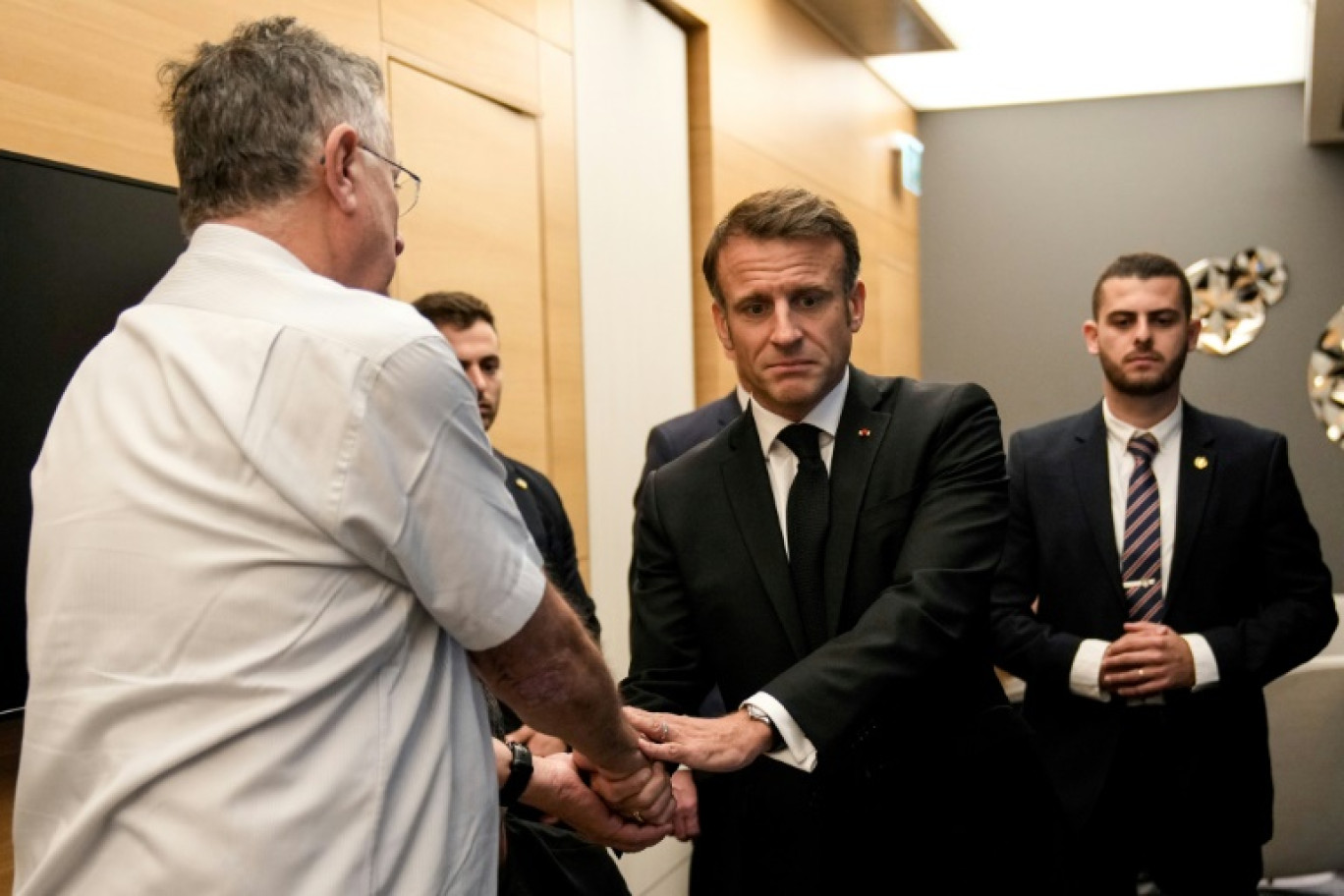 Emmanuel Macron rencontre des ressortissants franco-israéliens à l'aéroport Ben Gourion de tel Aviv le 24 octobre 2023 © Christophe Ena