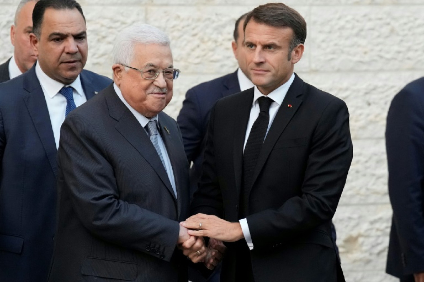 Le président français Emmanuel Macron (d) et le président de l'Autorité palestinienne Mahmoud Abbas, le 24 octobre 2023 à Ramallah © Christophe Ena