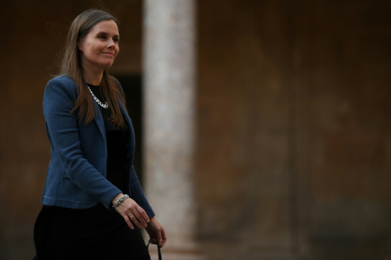 La Première ministre islandaise Katrin Jakobsdottir arrive au palais de l'Alhambra à Grenade en Espagne, le 5 octobre 2023, avant un dîner officiel lors du sommet de la Communauté politique européenne © JORGE GUERRERO