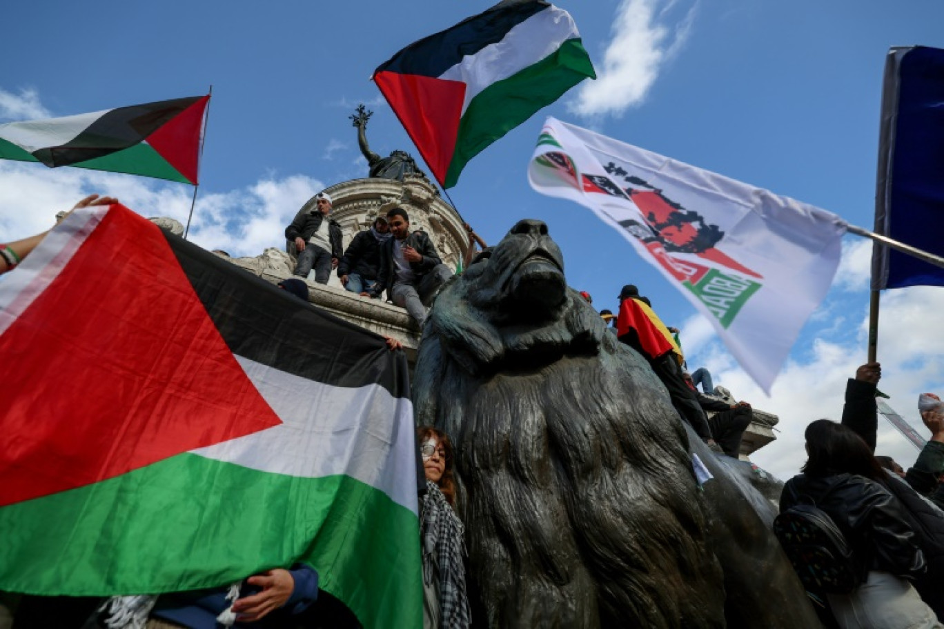 Des manifestants agitent des drapeaux palestiniens lors d'un rassemblement à Paris pour demander l'arrêt des opérations militaires d’Israël à Gaza, le 22 octobre 2023 © Emmanuel Dunand