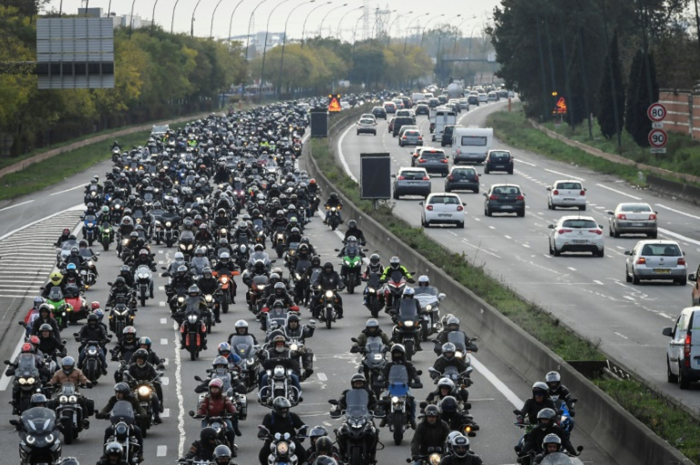 Des centaines de motards sur le périphérique de Toulouse lors d'une manifestation contre l'instauration du contrôle technique pour les deux-roues, le 26 novembre 2022 © Valentine CHAPUIS