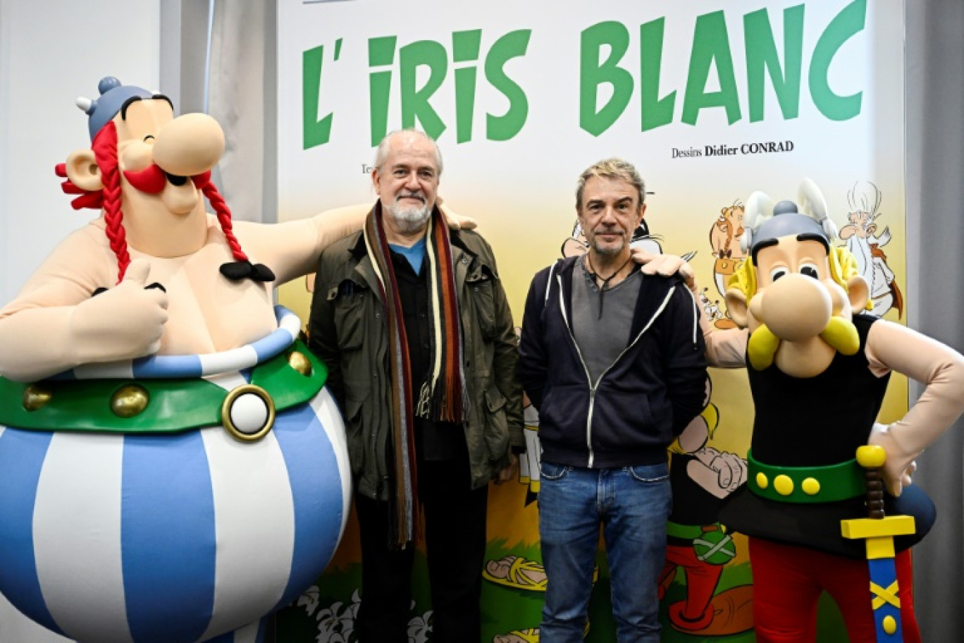 Didier Conrad (g) et Fabrice Caro (alias Fabcaro) lors de la présentation du 40e album d'Astérix, "L'Iris blanc", le 16 octobre 2023 à Vanves, près de Paris © JULIEN DE ROSA