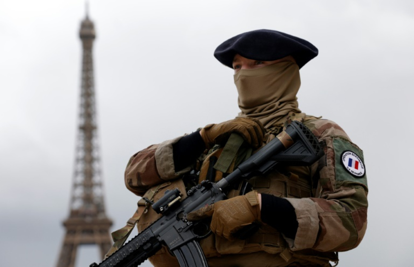 Un soldat de l'opération "Sentinelle" en patrouille à Paris, le 21 octobre 2023 © Geoffroy Van der Hasselt