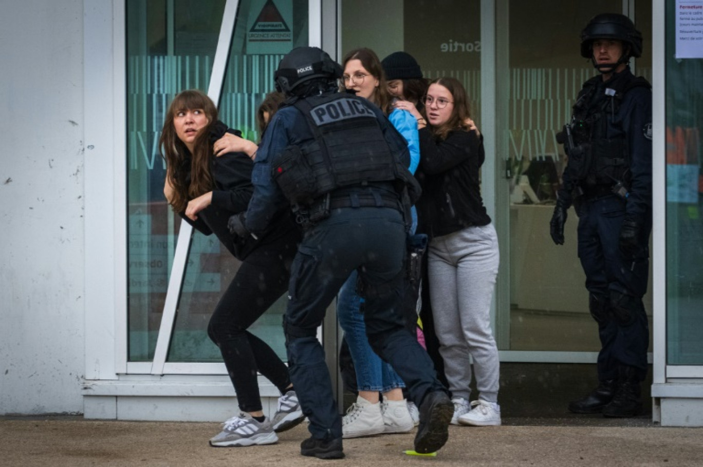 Des policiers évacuent des étudiants lors d'un exercice NOVI "nombreuses victimes" simulant un attentat sur le campus universitaire central de Strasbourg, le 25 octobre 2023. © PATRICK HERTZOG