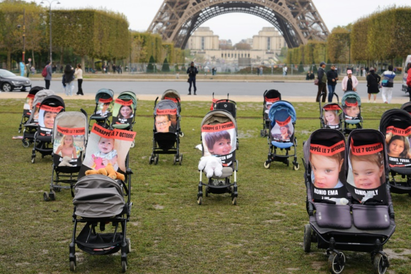 Des poussettes vides portant la photo d'un enfant retenu en otage par le Hamas installées devant la tour Eiffel, le 26 octobre 2023 à Paris © Dimitar DILKOFF