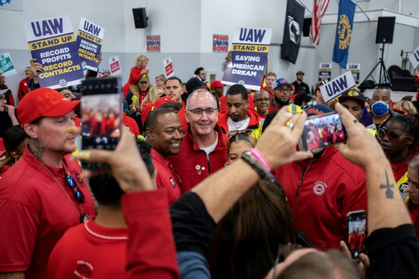 Le président de l'UAW, Shawn Fain, salue les participants à un rassemblement de soutien dy syndicat automobile à Chicago, le 7 octobre 2023 © Jim Vondruska