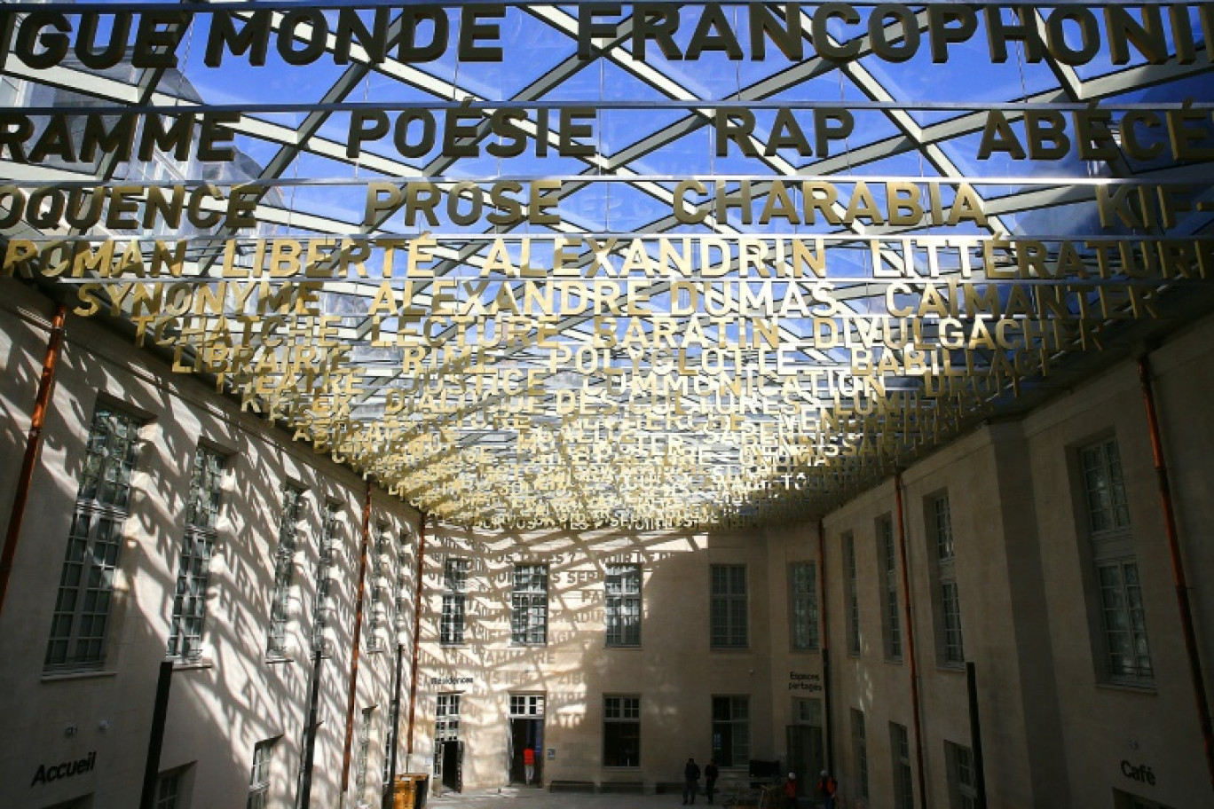 Un employé installe une bibliothèque le 11 octobre 2023 dans la Cité internationale de la langue française à Villers-Cotterêts (Aisne) © FRANCOIS NASCIMBENI