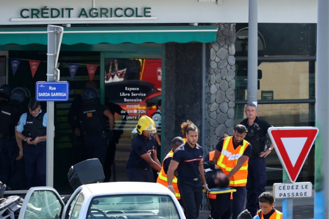 Evacuation d'un membre du GIGN blessé lors de l'interpellation d'un homme soupçonné de trois meurtres, à La Possession, sur l'île de La Réunion, le 28 octobre 2023 © Richard BOUHET