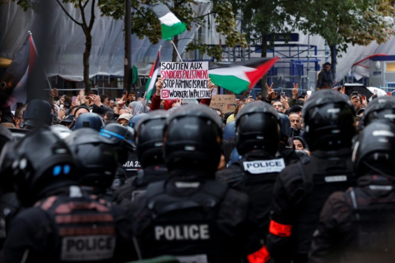 Des manifestants contenus par la police à Paris, où une manifestation en faveur des Palestiniens avait été interdite par la Préfecture de police, le 28 octobre 2023 © Geoffroy Van der Hasselt