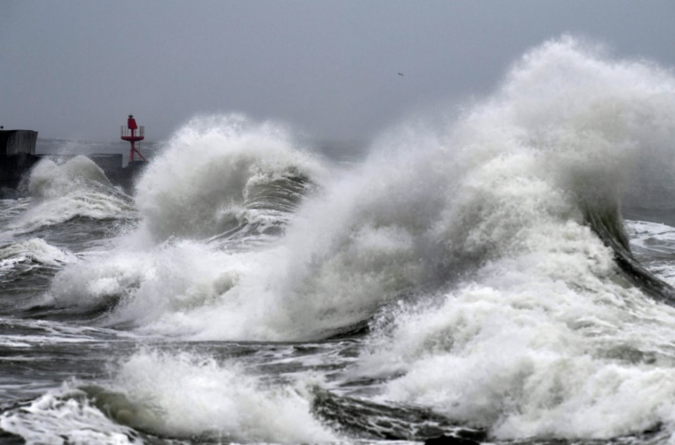 La tempête Ciaran va frapper les côtes françaises à partir de mercredi soir, avec des vents pouvant atteindre 150 km/h près des côtes bretonnes et un risque de submersion marine sur le littoral atlantique et de la Manche © Fred TANNEAU