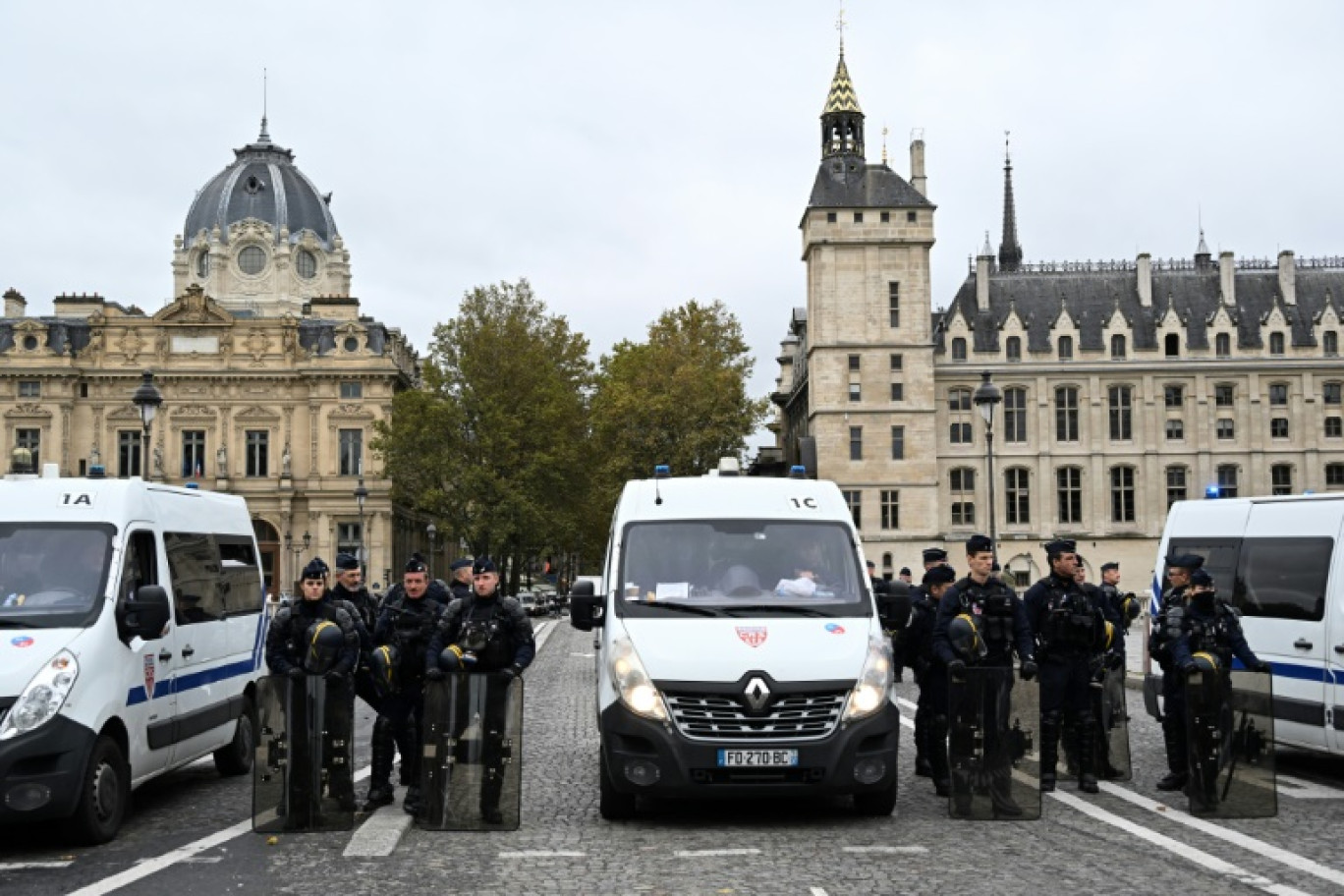 Des CRS en faction pour la manifestation en soutien au peuple palestinien, organisée le 28 octobre 2023 à Paris, en dépit de son interdiction par la Préfecture © Bertrand GUAY