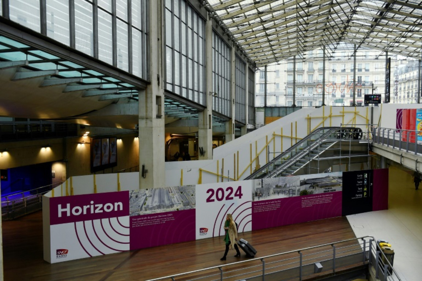 Un voyageur à Gare du Nord, le 3 février 2023 à Paris © JULIEN DE ROSA