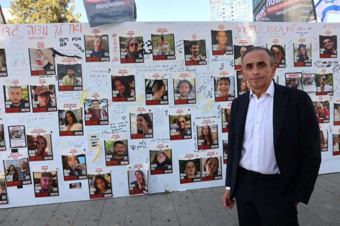 Eric Zemmour, président du parti d'extrême droite Reconquête, devant un mur couvert d'images d'otages israéliens détenus par des militants palestiniens depuis l'attaque du 7 octobre, lors d'une visite à Tel Aviv, le 30 octobre 2023 en Israël © Gil COHEN-MAGEN