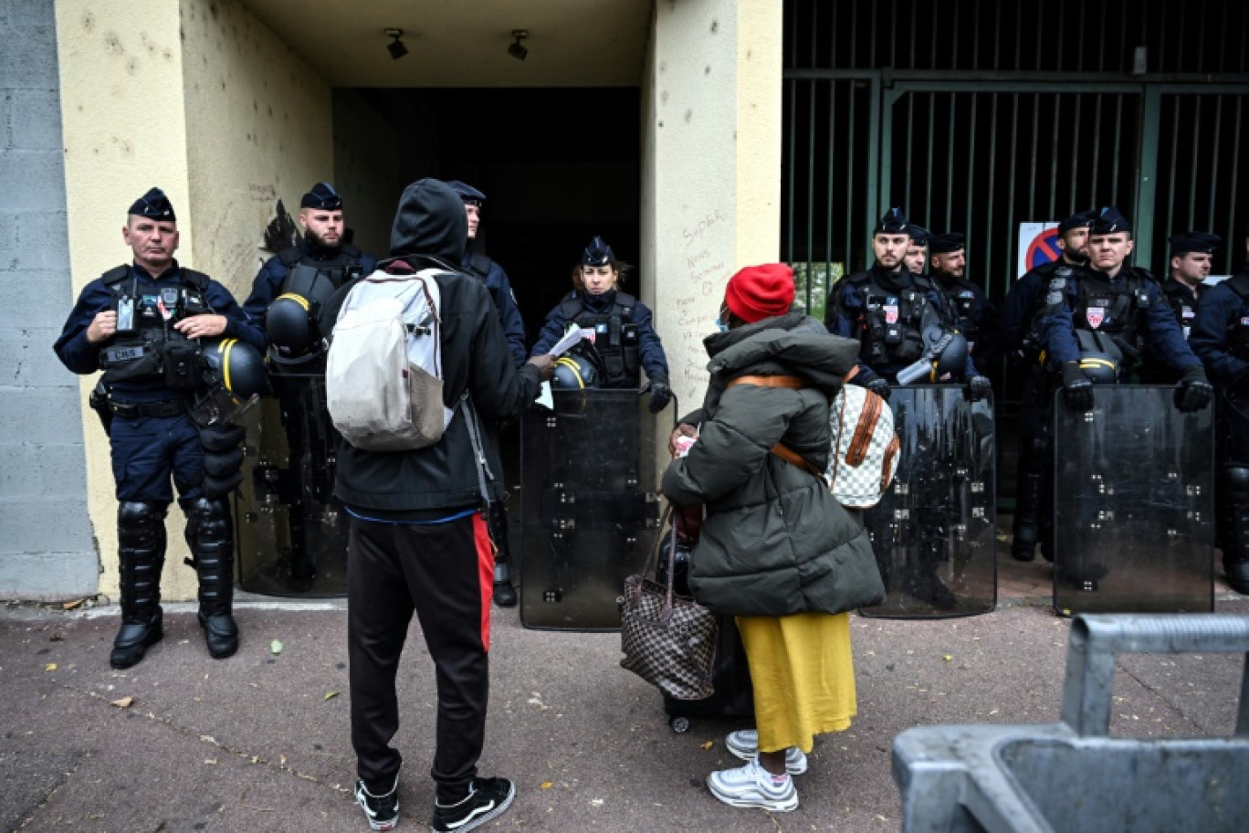 Des CRS devant le squat "Pyramide" pendant son évacuation, le 30 octobre 2023 à Lyon © OLIVIER CHASSIGNOLE