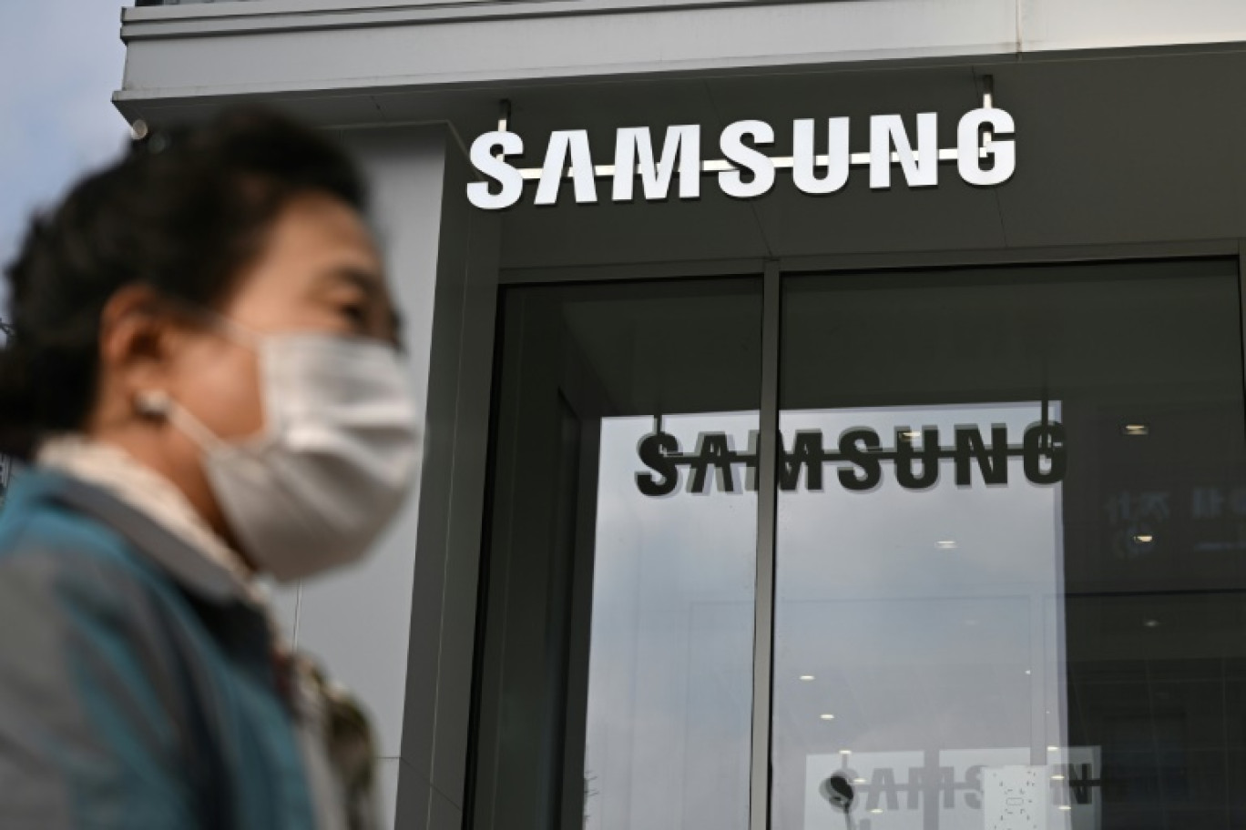 Une femme marche devant un magasin Samsung Electronics à Séoul le 31 octobre 2023 © Jung Yeon-je