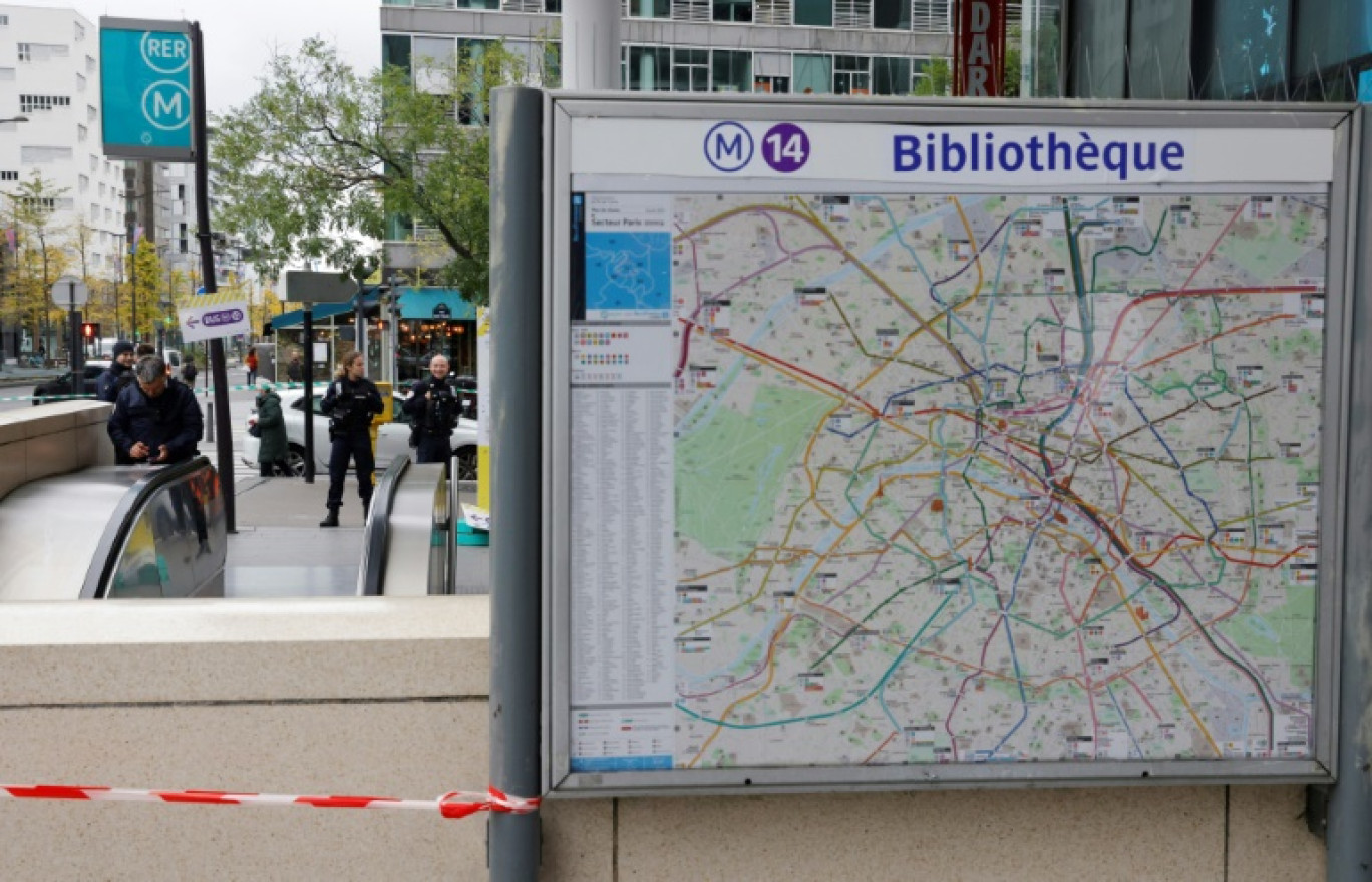 Des policiers à l'entrée de la station de métro Bibliothèque, le 31 octobre 2023 à Paris © Geoffroy Van der Hasselt