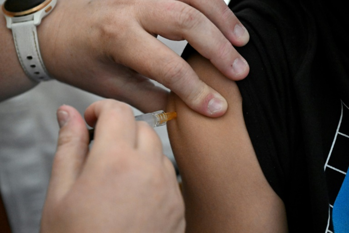 Une infirmière injecte une dose du vacccin contre le papillomavirus à un élève lors d'une campagne de vaccination dans un collège près de Rennes, le 9 octobre 2023 © Damien MEYER