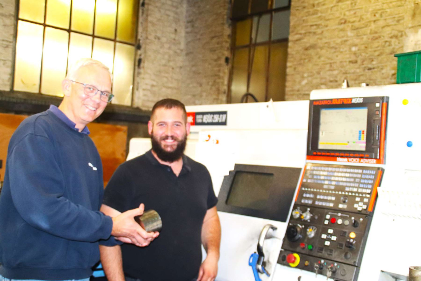 Éric Daugé devant une machine à fraisage.