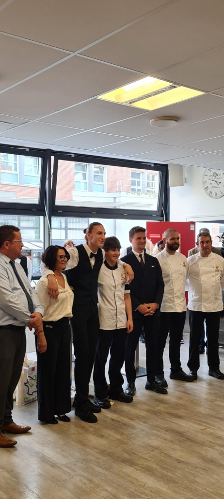 Remise des prix aux vainqueurs de ce premier challenge, Léna, 16 ans et Pierre, 18 ans, issus d'Interfor. 