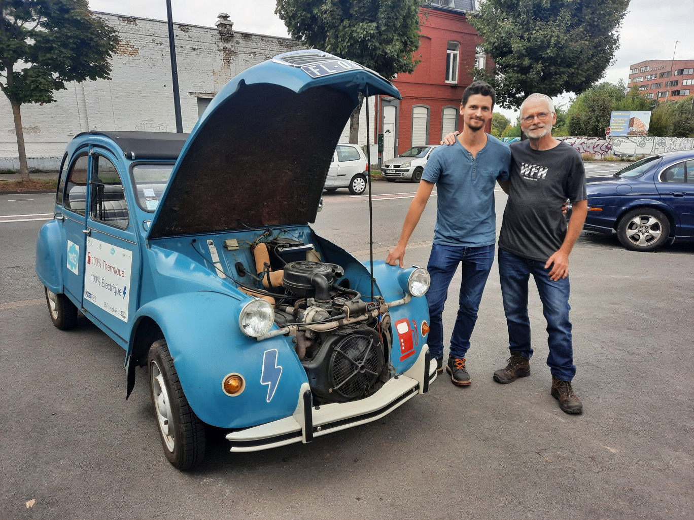 De dr. à g. Luc Vernier et son fils Thomas, qui ont créé le kit pour passer les 2CV en 100 % électrique et 100 % thermique. (© Aletheia Press / L.Péron) 