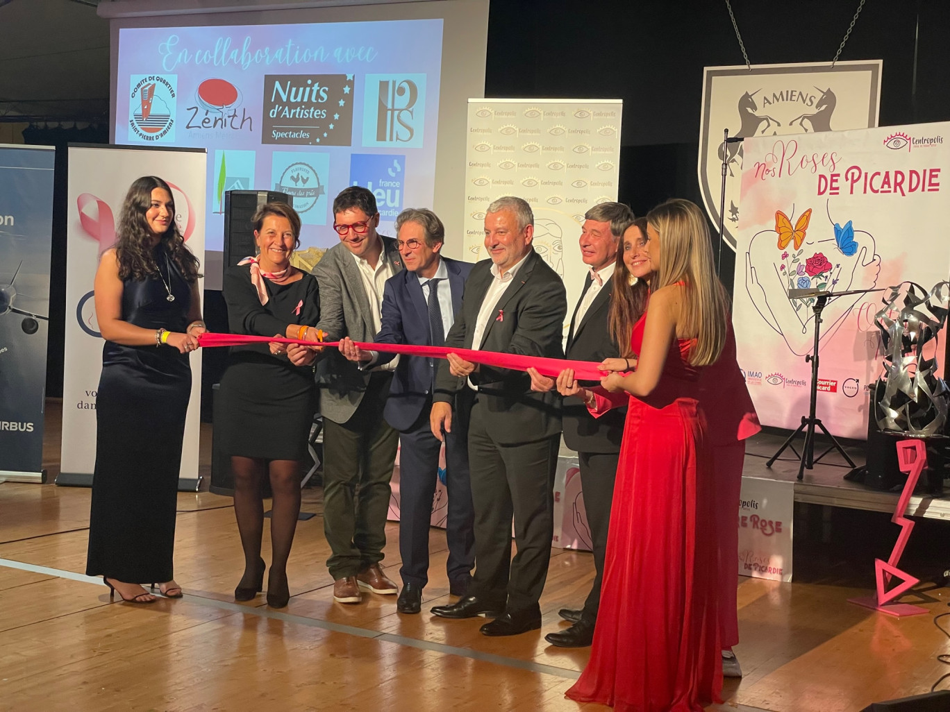 Inauguration du gala Octobre rose avec le coupé du ruban… rose devant plus de 200 participants. 