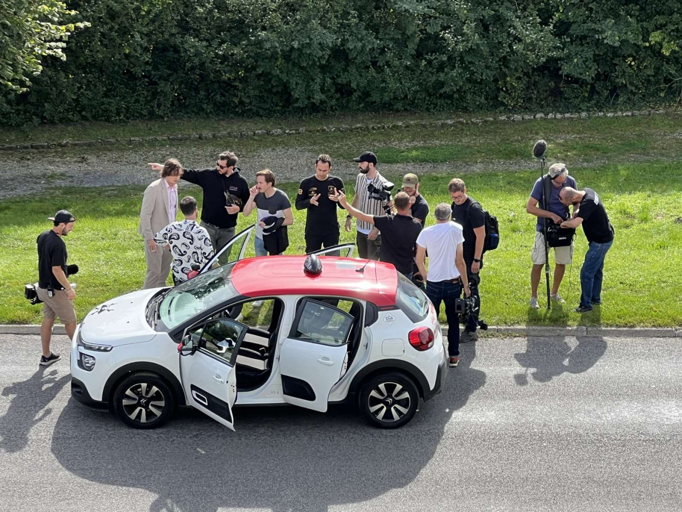 L’équipe de production avec les animateurs de l’émission à la tête de la chaîne Youtube Vilebrequin. L’émission sera à découvrir en janvier sur RMC Découverte et Amazon Prime Vidéo ©ville de Laon.