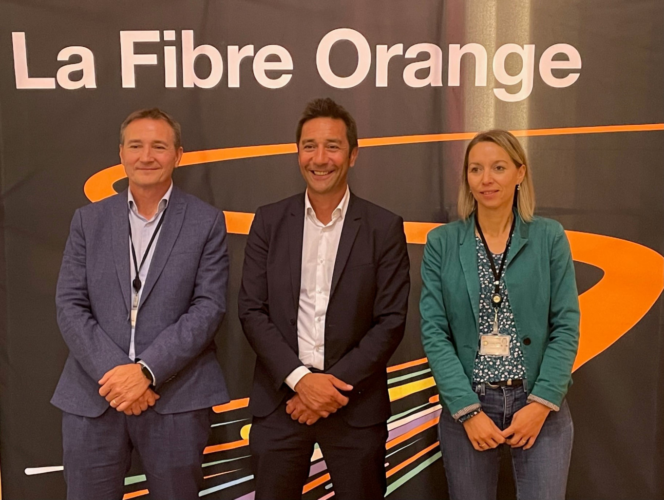 Pascal Craincourt (directeur des Relations avec les Collectivités Locales de Moselle pour Orange), Franck Roviero (maire de Moyeuvre-Grande) et Émeline Piat (directrice commerciale de Zone pour Orange).  © Orange.