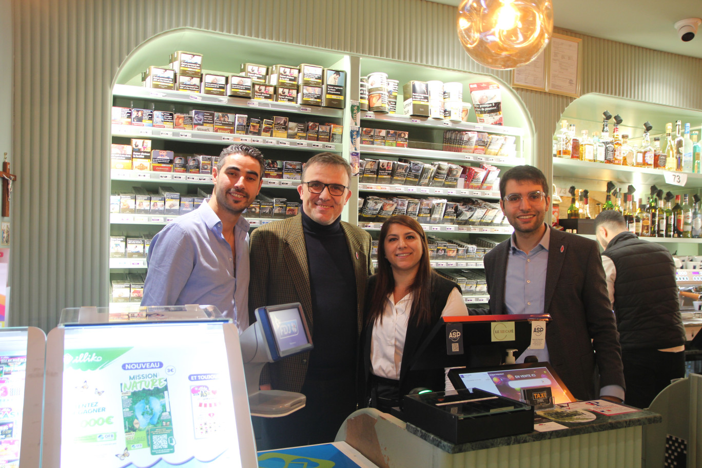 Marie et Joseph (à gauche) Diril gérant du XII Café à Méru, devant leur présentoir à tabac, avec les représentants de la profession, Serdar Kaya (à droite) et Philippe Alauze. (© Aletheia Press / B.Delabre)