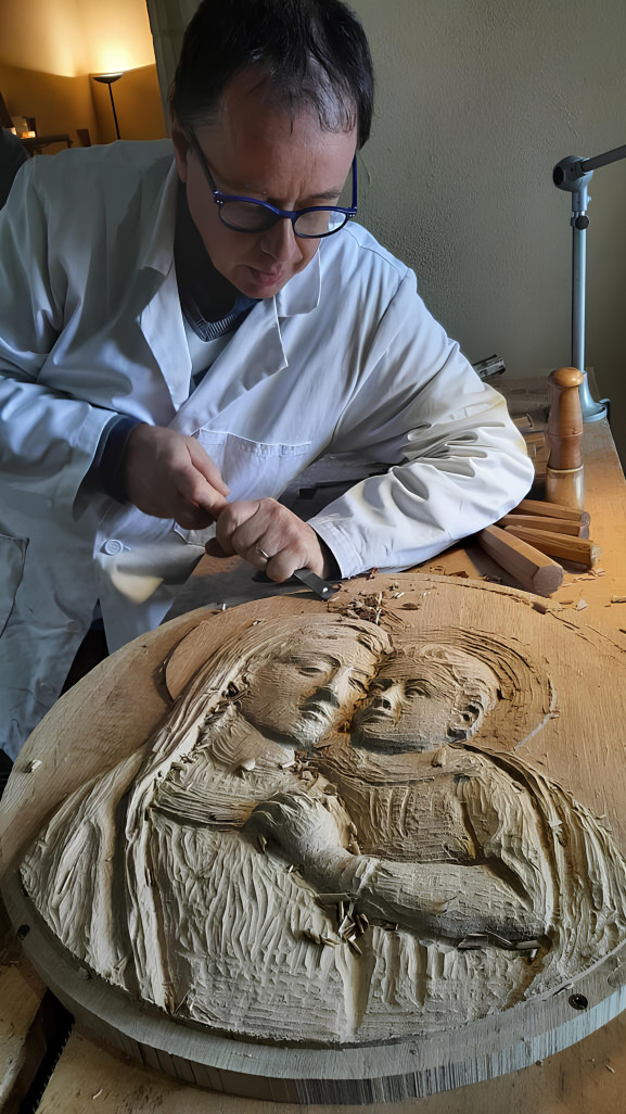 Dans son atelier, le sculpteur travaille sur des statuettes de 50 centimètres comme sur des portes de trois mètres de long. ©L’Atelier Watier