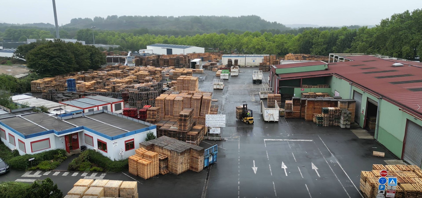 Implantée sur 22 000 m² dont 4 000 m² de bâtiment, l’agence Burban Palettes de Courrières a revalorisé un million de palettes et produit 500 tonnes de broyats en 2022. 