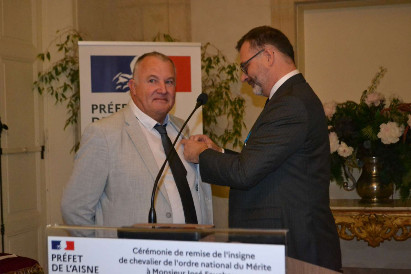 José Faucheux a été fait Chevalier de l'Ordre national du mérite. Thomas Campeaux, préfet de l'Aisne, a présidé la cérémonie.