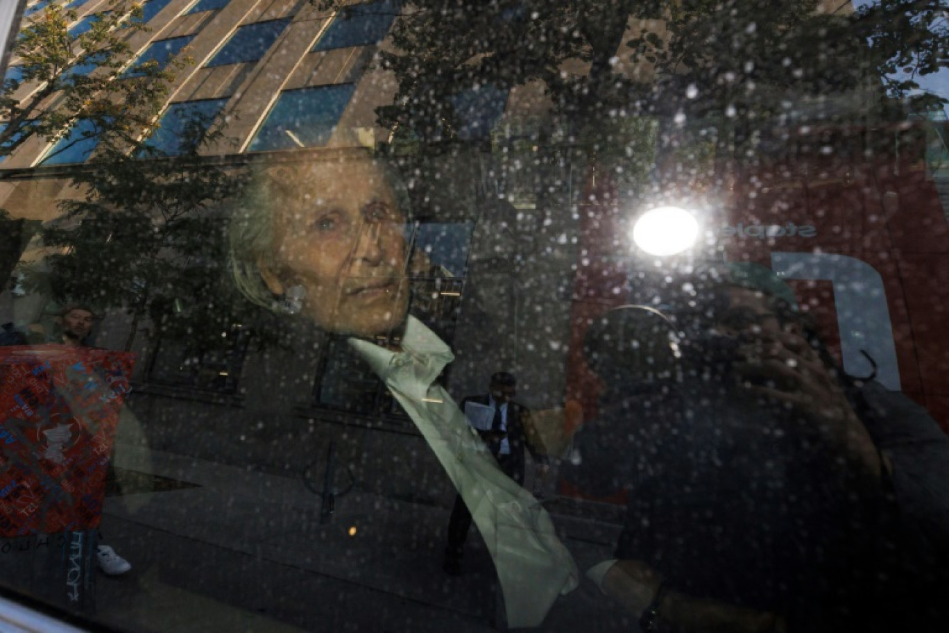 L'ancien magnat de la mode Peter Nygard, assis à arrière d'une voiture de police, quitte le palais de justice, le 26 septembre 2023 à Toronto, au Canada © Cole BURSTON