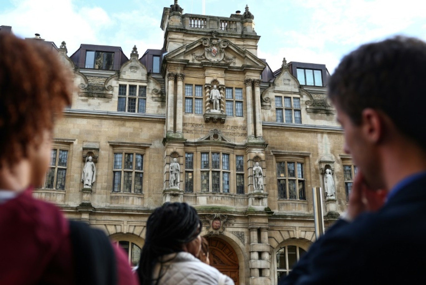 Des visiteurs à l'université d'Oxford lors du "Uncomfortable Oxford tour" ("la visite gênante d'Oxford"), le 20 octobre 2023 au Royaume-Uni © HENRY NICHOLLS