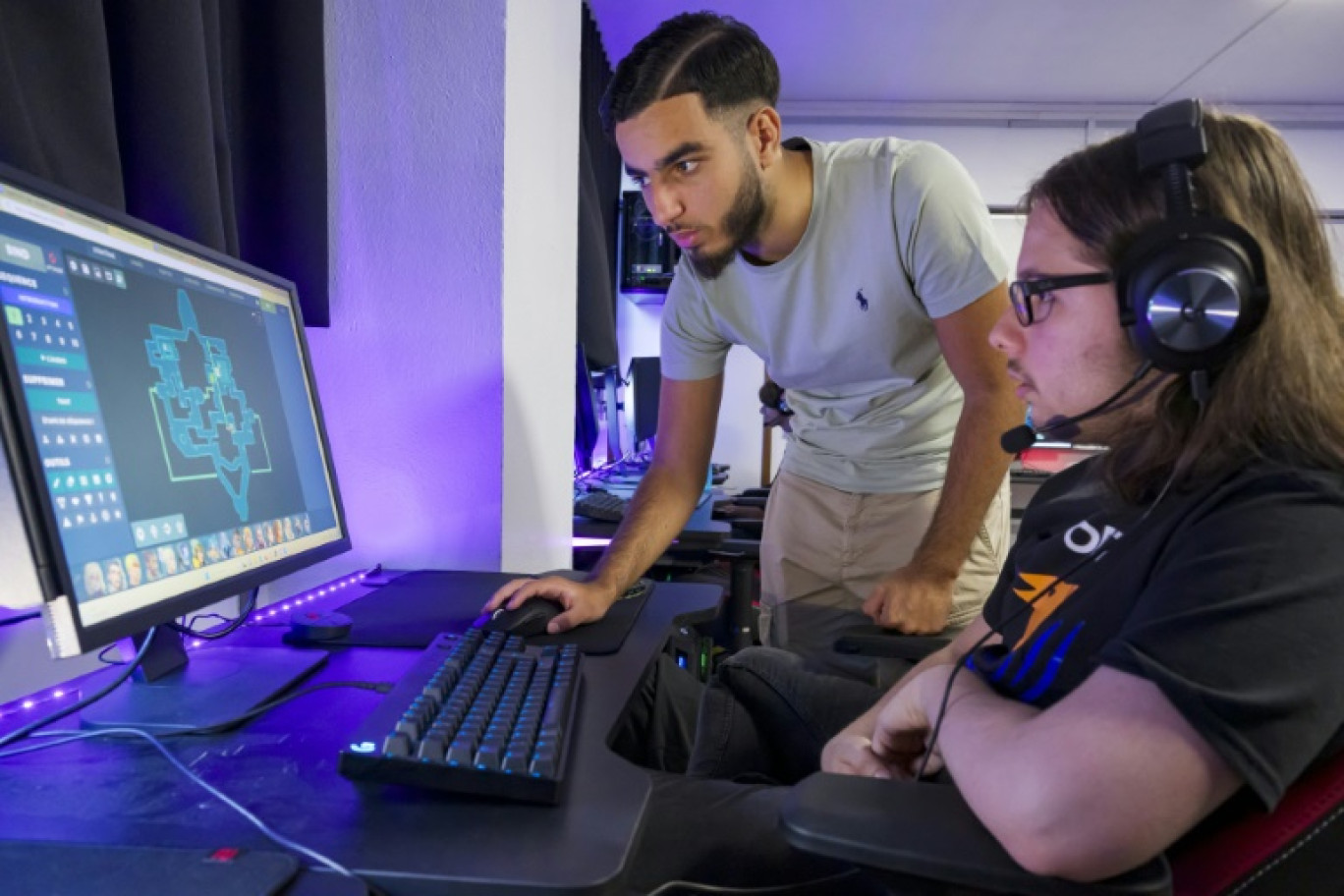 Jibril Talbi (g), chargé de la section esport au lycée Pierre de Coubertin, pendant un cours, le 17 octobre 2023 à Nancy, en Meurthe-et-Moselle © Jean-Christophe Verhaegen