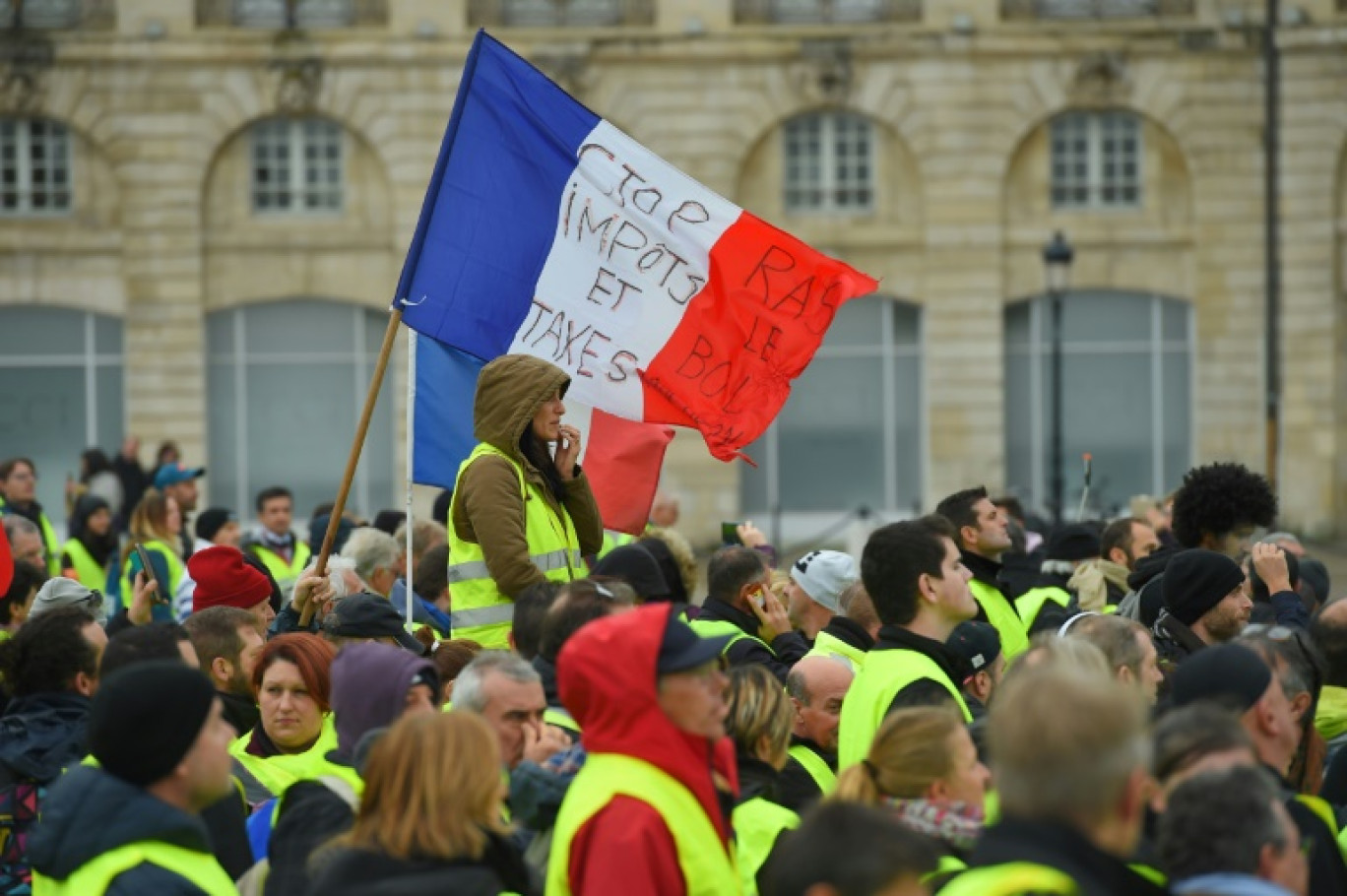 Des "gilets jaunesé manifestent contre la hausse des prix du pétrole et du coût de la vie à Bordeaux, le 1er décembre 2018 © NICOLAS TUCAT