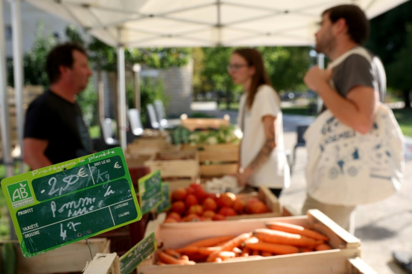 Des habitants du quartier populaire de La Benauge expérimentent un marché de producteurs et une "cantine" par et pour les résidents, le 6 octobre 2023 à Bordeaux, en Gironde © ROMAIN PERROCHEAU