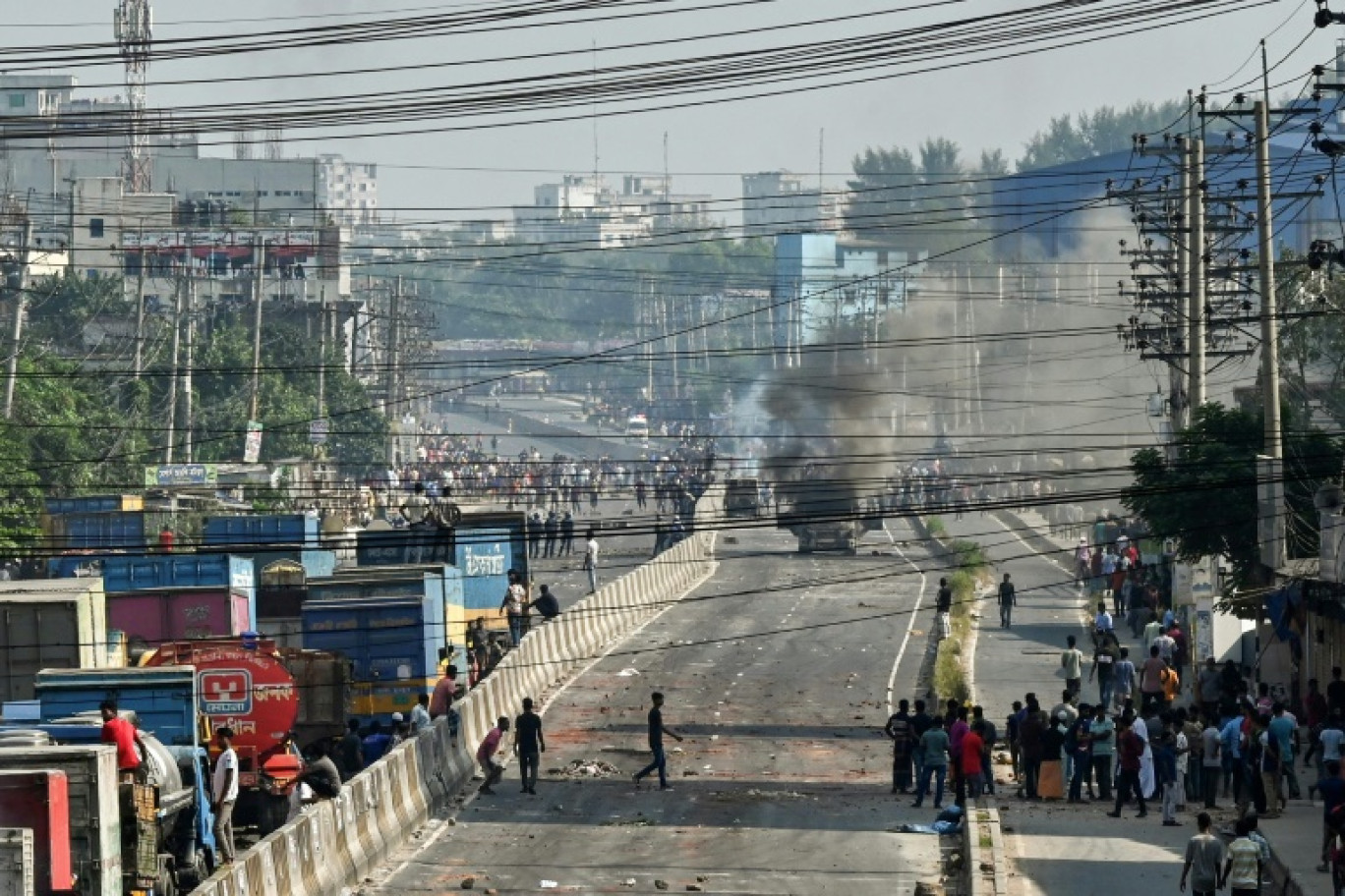 Un axe de circulation bloqué par un camion en feu au cours de manifestations d'ouvrier du textile exigeant de meilleurs salaires, à Shafipur, au Bangladesh, le 31 octobre 2023 © Munir uz zaman